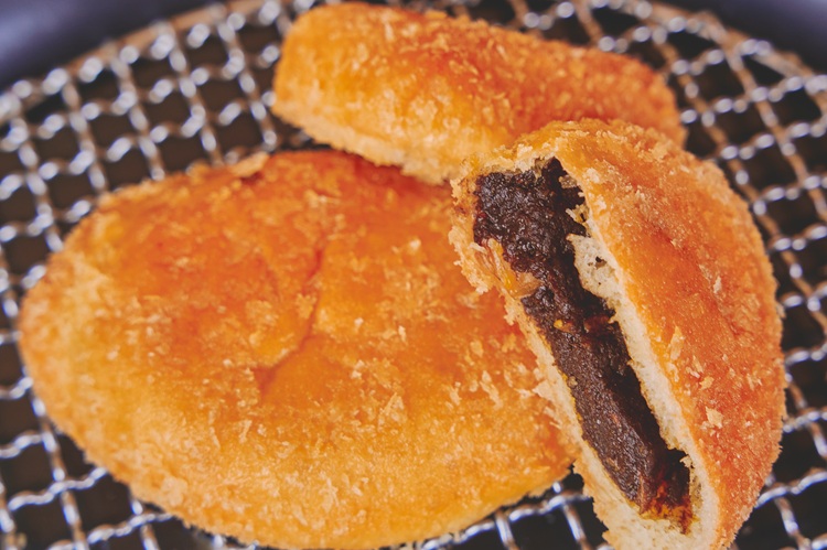 牛すじカレーパン